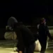 Të rinjtë te Kryeministria, disa hedhin gurë, të tjerë kërcejnë e këndojnë