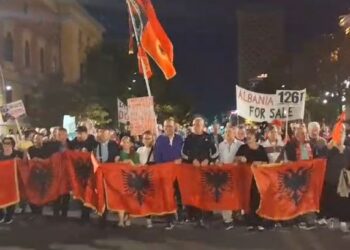 Sot protesta e 127-të kundër qeverisë, qytetarët rikthehen në shesh: Skandalet nuk kanë të mbaruar