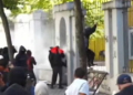 Disa protestues hyjnë brenda perimetrit të Ministrisë së Arsimit, policia hedh gaz lotsjellës