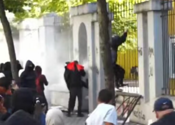 Disa protestues hyjnë brenda perimetrit të Ministrisë së Arsimit, policia hedh gaz lotsjellës
