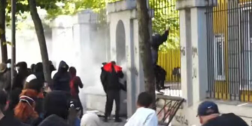 Disa protestues hyjnë brenda perimetrit të Ministrisë së Arsimit, policia hedh gaz lotsjellës