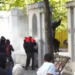 Disa protestues hyjnë brenda perimetrit të Ministrisë së Arsimit, policia hedh gaz lotsjellës