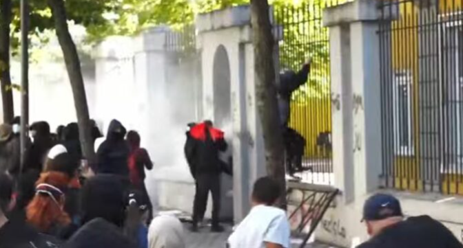 Disa protestues hyjnë brenda perimetrit të Ministrisë së Arsimit, policia hedh gaz lotsjellës