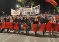 “Nuk shitet Shqipëria, në burg qeveria”- Marshimi në ditën e 132-të drejt Kryeministrisë: Rama jep dorëheqje!