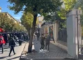 Përshkallëzohet protesta para ministrisë së Arsimit, studentët shkulin kangjellat dhe përplasen me policinë