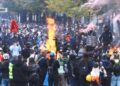 Tensionohet situata përpara Ministrisë së Arsimit, protestuesit i vendosin flakën kazanëve të plehrave, ndizen edhe tymuese