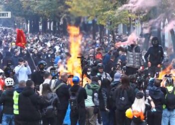Tensionohet situata përpara Ministrisë së Arsimit, protestuesit i vendosin flakën kazanëve të plehrave, ndizen edhe tymuese