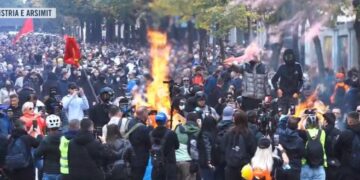 Tensionohet situata përpara Ministrisë së Arsimit, protestuesit i vendosin flakën kazanëve të plehrave, ndizen edhe tymuese