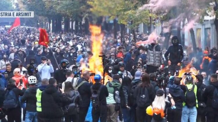 Tensionohet situata përpara Ministrisë së Arsimit, protestuesit i vendosin flakën kazanëve të plehrave, ndizen edhe tymuese