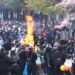Tensionohet situata përpara Ministrisë së Arsimit, protestuesit i vendosin flakën kazanëve të plehrave, ndizen edhe tymuese