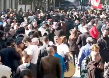 Nis hedhja e gurëve drejt efektivëve, aktivizohet autoboti i ujit, plagoset një vajzë