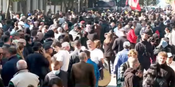 Nis hedhja e gurëve drejt efektivëve, aktivizohet autoboti i ujit, plagoset një vajzë