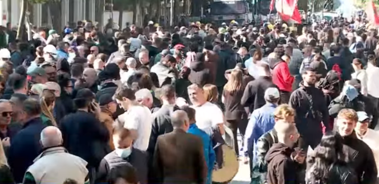 Nis hedhja e gurëve drejt efektivëve, aktivizohet autoboti i ujit, plagoset një vajzë