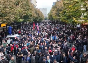 Protestuesit thirrje Ramës: Jep dorëheqjen sa më pare! Ti nuk ke nevojë për dialog, por për psikolog