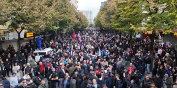 Protestuesit thirrje Ramës: Jep dorëheqjen sa më pare! Ti nuk ke nevojë për dialog, por për psikolog