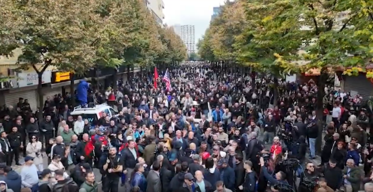 Protestuesit thirrje Ramës: Jep dorëheqjen sa më pare! Ti nuk ke nevojë për dialog, por për psikolog