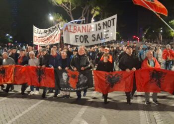 “Nuk shitet Shqipëria, në burg qeveria”- Marshimi në ditën e 132-të drejt Kryeministrisë: Rama jep dorëheqje!