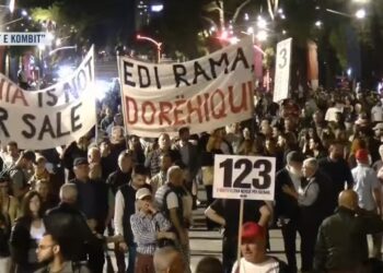 “Shqipëria kërkon revolucion”/ Sot dita e 124-të e protestës, qytetarët të vendosur deri në largimin e qeverisë