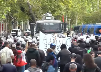 Policia përplaset me protestuesit, hedh gaz lotsjelles me shumicë ndaj qytetarëve