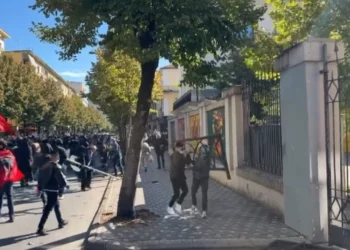 Përshkallëzohet protesta para ministrisë së Arsimit, studentët shkulin kangjellat dhe përplasen me policinë