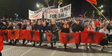 “Nuk shitet Shqipëria, në burg qeveria”- Marshimi në ditën e 132-të drejt Kryeministrisë: Rama jep dorëheqje!