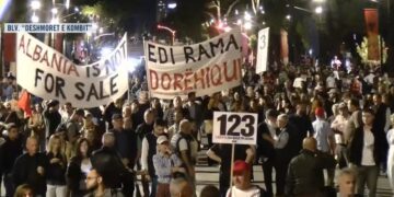 “Shqipëria kërkon revolucion”/ Sot dita e 124-të e protestës, qytetarët të vendosur deri në largimin e qeverisë