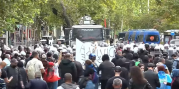 Policia përplaset me protestuesit, hedh gaz lotsjelles me shumicë ndaj qytetarëve