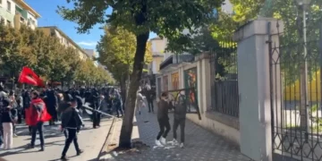 Përshkallëzohet protesta para ministrisë së Arsimit, studentët shkulin kangjellat dhe përplasen me policinë