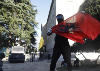 “Lista e zezë” e protestuesve, ekspertët kundër Ramës: Shkel Kushtetutën dhe synon të frenojë protestat