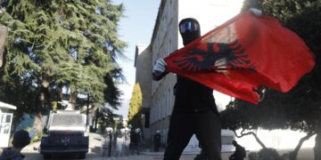 “Lista e zezë” e protestuesve, ekspertët kundër Ramës: Shkel Kushtetutën dhe synon të frenojë protestat