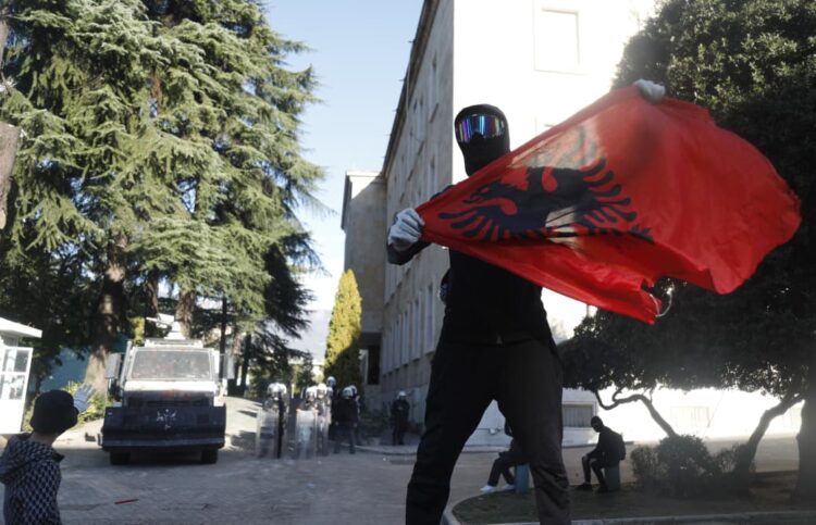 “Lista e zezë” e protestuesve, ekspertët kundër Ramës: Shkel Kushtetutën dhe synon të frenojë protestat