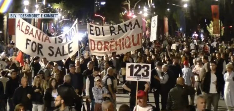 “Shqipëria kërkon revolucion”/ Sot dita e 124-të e protestës, qytetarët të vendosur deri në largimin e qeverisë