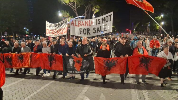 “Nuk shitet Shqipëria, në burg qeveria”- Marshimi në ditën e 132-të drejt Kryeministrisë: Rama jep dorëheqje!