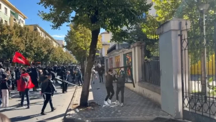 Përshkallëzohet protesta para ministrisë së Arsimit, studentët shkulin kangjellat dhe përplasen me policinë