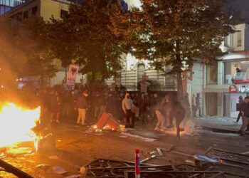 Studentët vijojnë protestën, ndezin zjarr te “Rruga e Durrësit”! Qindra policë në gatishmëri