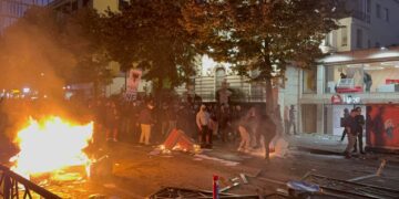 Studentët vijojnë protestën, ndezin zjarr te “Rruga e Durrësit”! Qindra policë në gatishmëri