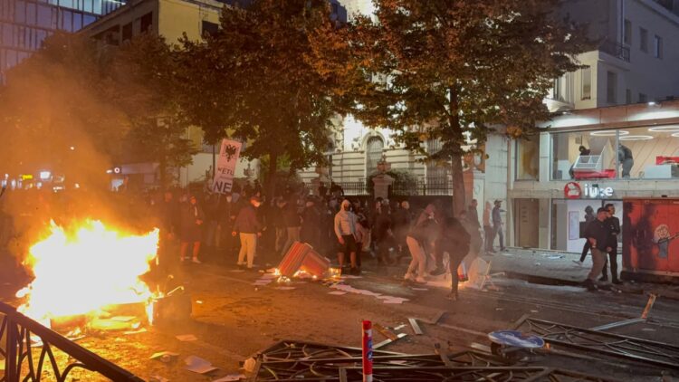 Studentët vijojnë protestën, ndezin zjarr te “Rruga e Durrësit”! Qindra policë në gatishmëri
