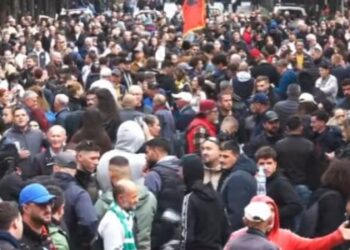 “Rama në burg, Belinda në burg”, jehojnë thirrjet në protestën e studentëve dhe qytetarëve te Ministria e Arsimit