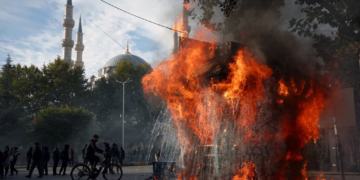 New York Times: Protesta studentore përshkallëzohet në dhunë, shtohen thirrjet për dorëheqjen e kryeministrit