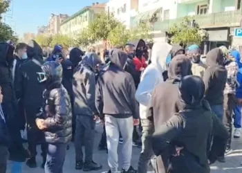 Protesta në Elbasan, të rinjtë marshojnë në bulevard: Çohuni nga kafja dhe bashkohuni me ne!