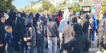 Protesta në Elbasan, të rinjtë marshojnë në bulevard: Çohuni nga kafja dhe bashkohuni me ne!