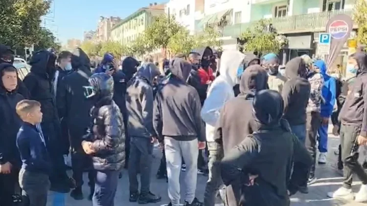 Protesta në Elbasan, të rinjtë marshojnë në bulevard: Çohuni nga kafja dhe bashkohuni me ne!