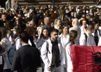 Nis protesta para Kryeministrisë! Studentët, pedagogë dhe mjekë i përgjigjen Ramës nga poshtë zyrës së tij: Dorëheqje!