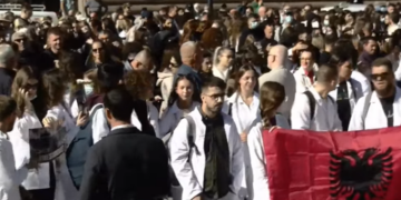 Nis protesta para Kryeministrisë! Studentët, pedagogë dhe mjekë i përgjigjen Ramës nga poshtë zyrës së tij: Dorëheqje!