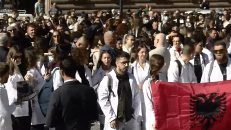 Nis protesta para Kryeministrisë! Studentët, pedagogë dhe mjekë i përgjigjen Ramës nga poshtë zyrës së tij: Dorëheqje!