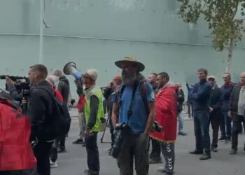 “Poshtë narkoshteti”/ Nis grumbullimi i protestuesve pranë parlamentit: Nuk na përfaqësojnë dot horrat