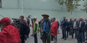 “Poshtë narkoshteti”/ Nis grumbullimi i protestuesve pranë parlamentit: Nuk na përfaqësojnë dot horrat