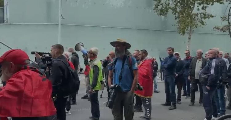 “Poshtë narkoshteti”/ Nis grumbullimi i protestuesve pranë parlamentit: Nuk na përfaqësojnë dot horrat