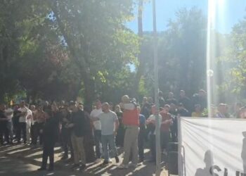 ‘Territorialja’/ Qytetarët protestë para Kryesisë së Kuvendit, kundërshtojnë shkrirjen e bashkive