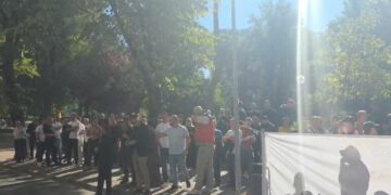 ‘Territorialja’/ Qytetarët protestë para Kryesisë së Kuvendit, kundërshtojnë shkrirjen e bashkive